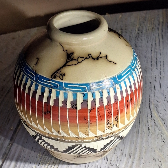 Native American Navajo Horsehair Signed Etched Pottery Vase Blue/Red/White - Picture 10 of 12